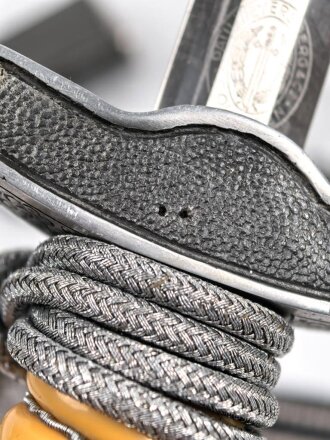 Dolch für Offiziere der Luftwaffe. Saubere Klinge von Weyersberg Solingen mit Luftwaffenabnahme. Die Hakenkreuze am Griffende vergoldet.  Attraktives Stück in sehr gutem Gesamtzustand