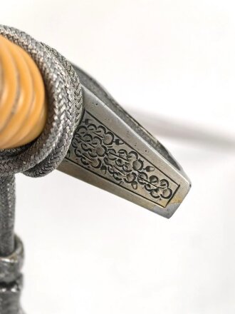 Dolch für Offiziere der Luftwaffe. Saubere Klinge von Weyersberg Solingen mit Luftwaffenabnahme. Die Hakenkreuze am Griffende vergoldet.  Attraktives Stück in sehr gutem Gesamtzustand