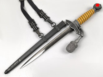 Dolch für Offiziere der Luftwaffe. Saubere Klinge von Weyersberg Solingen mit Luftwaffenabnahme. Die Hakenkreuze am Griffende vergoldet.  Attraktives Stück in sehr gutem Gesamtzustand