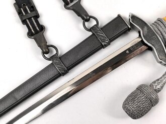 Dolch für Offiziere der Luftwaffe. Saubere Klinge von Weyersberg Solingen mit Luftwaffenabnahme. Die Hakenkreuze am Griffende vergoldet.  Attraktives Stück in sehr gutem Gesamtzustand