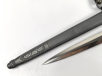 Dolch für Offiziere der Luftwaffe. Saubere Klinge von Weyersberg Solingen mit Luftwaffenabnahme. Die Hakenkreuze am Griffende vergoldet.  Attraktives Stück in sehr gutem Gesamtzustand