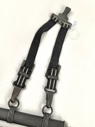 Dolch für Offiziere der Luftwaffe. Saubere Klinge von Weyersberg Solingen mit Luftwaffenabnahme. Die Hakenkreuze am Griffende vergoldet.  Attraktives Stück in sehr gutem Gesamtzustand