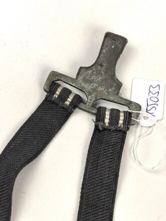 Dolch für Offiziere der Luftwaffe. Saubere Klinge von Weyersberg Solingen mit Luftwaffenabnahme. Die Hakenkreuze am Griffende vergoldet.  Attraktives Stück in sehr gutem Gesamtzustand