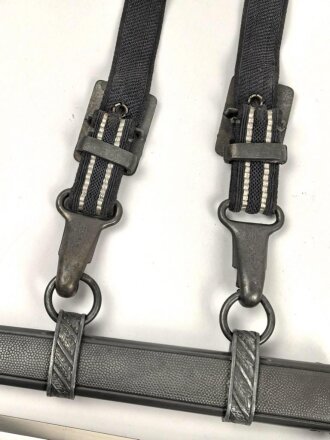 Dolch für Offiziere der Luftwaffe. Saubere Klinge von Weyersberg Solingen mit Luftwaffenabnahme. Die Hakenkreuze am Griffende vergoldet.  Attraktives Stück in sehr gutem Gesamtzustand