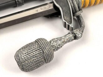 Dolch für Offiziere der Luftwaffe. Saubere Klinge von Weyersberg Solingen mit Luftwaffenabnahme. Die Hakenkreuze am Griffende vergoldet.  Attraktives Stück in sehr gutem Gesamtzustand