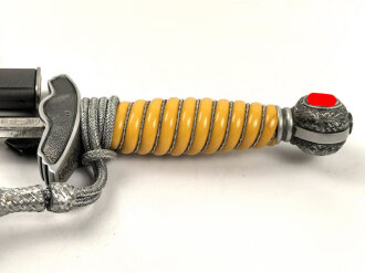 Dolch für Offiziere der Luftwaffe. Saubere Klinge von Weyersberg Solingen mit Luftwaffenabnahme. Die Hakenkreuze am Griffende vergoldet.  Attraktives Stück in sehr gutem Gesamtzustand