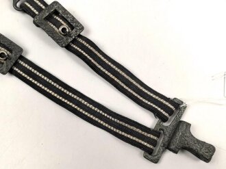 Dolch für Offiziere der Luftwaffe. Saubere Klinge von Weyersberg Solingen mit Luftwaffenabnahme. Die Hakenkreuze am Griffende vergoldet.  Attraktives Stück in sehr gutem Gesamtzustand