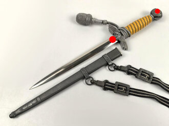 Dolch für Offiziere der Luftwaffe. Saubere Klinge von Weyersberg Solingen mit Luftwaffenabnahme. Die Hakenkreuze am Griffende vergoldet.  Attraktives Stück in sehr gutem Gesamtzustand