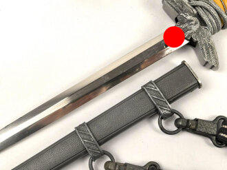Dolch für Offiziere der Luftwaffe. Saubere Klinge von Weyersberg Solingen mit Luftwaffenabnahme. Die Hakenkreuze am Griffende vergoldet.  Attraktives Stück in sehr gutem Gesamtzustand