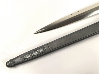 Dolch für Offiziere der Luftwaffe. Saubere Klinge von Weyersberg Solingen mit Luftwaffenabnahme. Die Hakenkreuze am Griffende vergoldet.  Attraktives Stück in sehr gutem Gesamtzustand