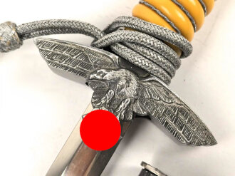 Dolch für Offiziere der Luftwaffe. Saubere Klinge von Weyersberg Solingen mit Luftwaffenabnahme. Die Hakenkreuze am Griffende vergoldet.  Attraktives Stück in sehr gutem Gesamtzustand