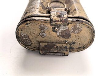 Doppellaufbehälter MG34 der Wehrmacht. Originallack, vermutlich Wasserfund, diverse kleiner Löcher