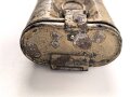 Doppellaufbehälter MG34 der Wehrmacht. Originallack, vermutlich Wasserfund, diverse kleiner Löcher