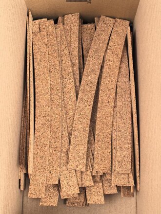 Korkeinlage für eine Schirmmütze III.Reich. Sieht man immer mal wieder vorne unter dem Schweißleder. Breite 21cm, halbrund, sie erhalten ein ( 1 ) ungebrauchtes Stück aus altem Herstellerbestand