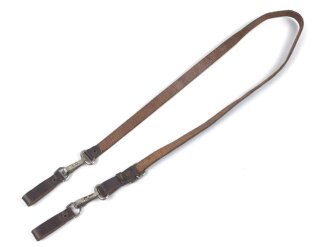 Querriemen für die Uniform, braunes Leder.   Mit den zugehörigen Aufschiebeschlaufen. Gesamtlänge mit Schlaufen 116cm