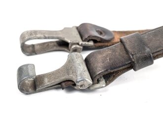 Querriemen für die Uniform, braunes Leder.   RZM markiert, ein Karabiner defekt, Gesamtlänge 84cm