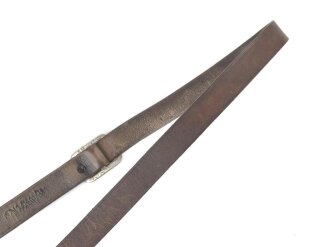Querriemen für die Uniform, braunes Leder.   RZM markiert, ein Karabiner defekt, Gesamtlänge 84cm