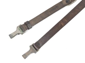 Querriemen für die Uniform, braunes Leder.   RZM markiert, ein Karabiner defekt, Gesamtlänge 84cm