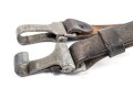 Querriemen für die Uniform, braunes Leder.   RZM markiert, ein Karabiner defekt, Gesamtlänge 84cm