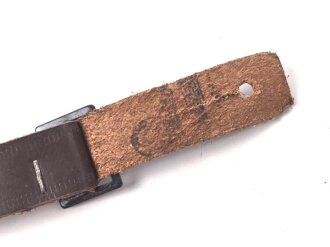 Brauner Lederriemen für eine Schaftmütze III.Reich. Ungereinigt. Gesamtlänge 32cm