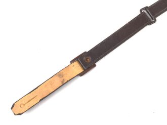 Brauner Riemen aus Ersatzmaterial für eine Schaftmütze III.Reich. Ungereinigt. Gesamtlänge 33cm