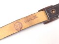 Brauner Riemen aus Ersatzmaterial für eine Schaftmütze III.Reich. Ungereinigt. Gesamtlänge 33cm