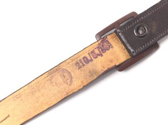 Brauner Riemen aus Ersatzmaterial für eine Schaftmütze III.Reich. Ungereinigt. Gesamtlänge 33cm