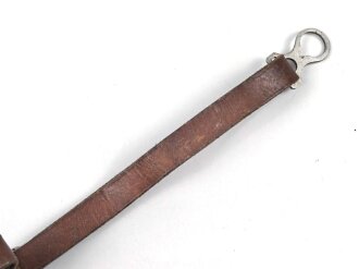 Sturmriemen für ein Polizei Tschako III.Reich. Braunes  Leder, Leichtmetallbeschläge. Gesamtlänge 30cm