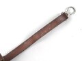 Sturmriemen für ein Polizei Tschako III.Reich. Braunes  Leder, Leichtmetallbeschläge. Gesamtlänge 30cm