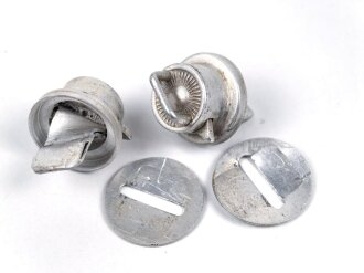 Zwei Stück Sturmriemenbefestigung  für ein Polizei Tschako III.Reich. Leichtmetall