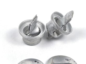 Zwei Stück Sturmriemenbefestigung  für ein Polizei Tschako III.Reich. Leichtmetall