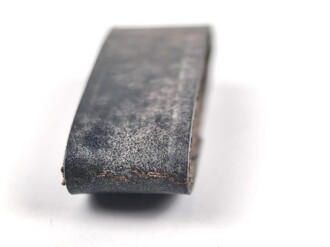 Schieber für eine Feldbinde, schwarzes Leder, Innenmaß 46mm