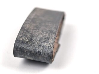 Schieber für eine Feldbinde, schwarzes Leder, Innenmaß 46mm