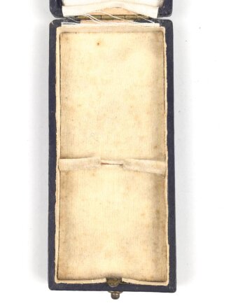 Ehrenkreuz der Deutschen Mutter in gold. Sehr guter Zustand, am langen Band, im Verleihungsetui von Zimmermann Pforzheim