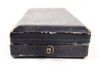 Ehrenkreuz der Deutschen Mutter in gold. Defektes Stück, am langen Band, im Verleihungsetui von Türk´s Witwe, Wien