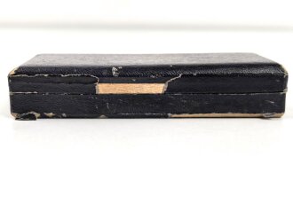 Ehrenkreuz der Deutschen Mutter in gold. Defektes Stück, am langen Band, im Verleihungsetui von Türk´s Witwe, Wien