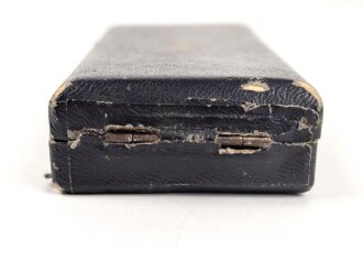 Ehrenkreuz der Deutschen Mutter in gold. Defektes Stück, am langen Band, im Verleihungsetui von Türk´s Witwe, Wien