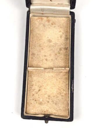 Ehrenkreuz der Deutschen Mutter in gold. Defektes Stück, am langen Band, im Verleihungsetui von Türk´s Witwe, Wien