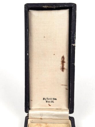 Ehrenkreuz der Deutschen Mutter in gold. Defektes Stück, am langen Band, im Verleihungsetui von Türk´s Witwe, Wien