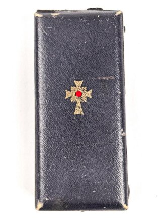 Ehrenkreuz der Deutschen Mutter in gold. Defektes Stück, am langen Band, im Verleihungsetui von Türk´s Witwe, Wien