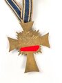 Ehrenkreuz der Deutschen Mutter in gold. Defektes Stück, am langen Band, im Verleihungsetui von Türk´s Witwe, Wien