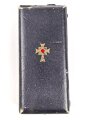Ehrenkreuz der Deutschen Mutter in gold. Defektes Stück, am langen Band, im Verleihungsetui von Türk´s Witwe, Wien