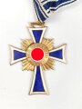 Ehrenkreuz der Deutschen Mutter in gold. Sehr guter Zustand, am langen Band, im Verleihungsetui von Zimmermann Pforzheim