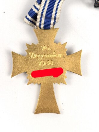 Ehrenkreuz der Deutschen Mutter in gold. Sehr guter Zustand, am langen Band mit Verschluss