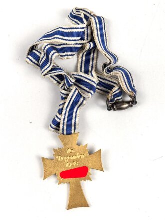 Ehrenkreuz der Deutschen Mutter in gold. Sehr guter Zustand, am langen Band mit Verschluss