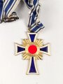 Ehrenkreuz der Deutschen Mutter in gold. Sehr guter Zustand, am langen Band mit Verschluss