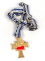 Ehrenkreuz der Deutschen Mutter in gold. Sehr guter Zustand, am langen Band mit Verschluss