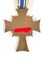 Ehrenkreuz der Deutschen Mutter in bronze. Sehr guter Zustand, am  Band