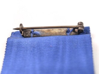 Treudienst Ehrenzeichen für 25 Jahre. Guter Zustand, am Band mit Tragenadel. Im Etui von " Friedrich Keller Metallschmuckfabrik Oberstein"