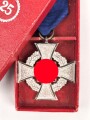 Treudienst Ehrenzeichen für 25 Jahre. Guter Zustand, am Band mit Tragenadel. Im Etui von " Friedrich Keller Metallschmuckfabrik Oberstein"